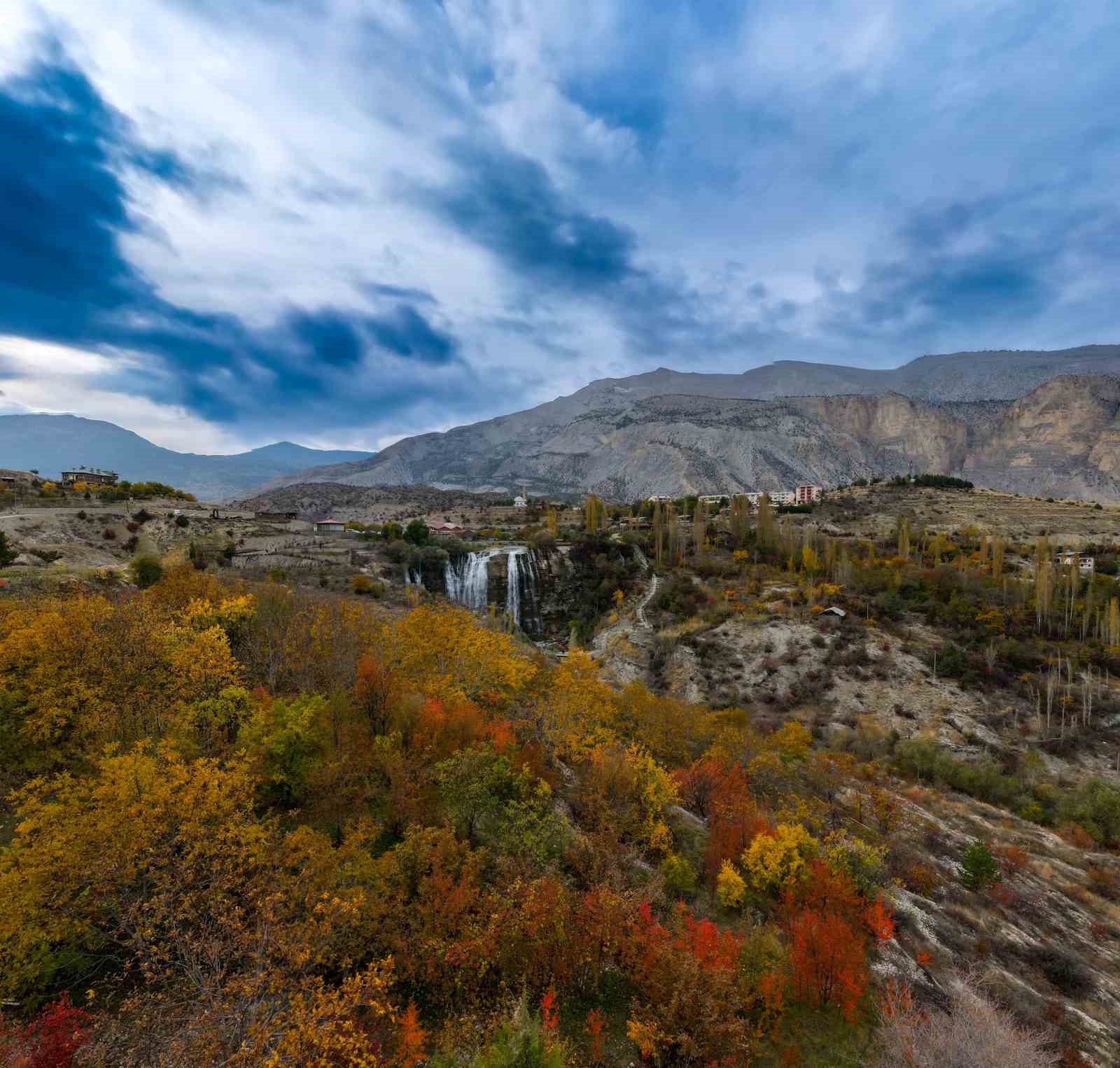 Tortum Şelalesi’nde güz ile gelen güzellik