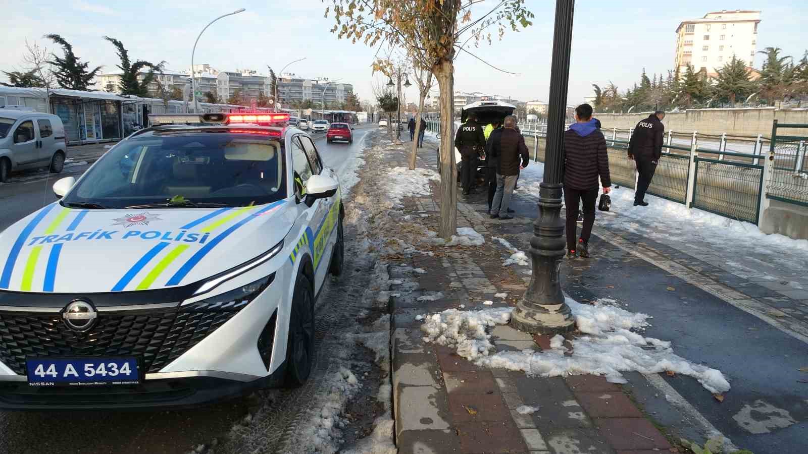 Sulama kanalına düşen Opel marka otomobilin sürücüsü yaralandı