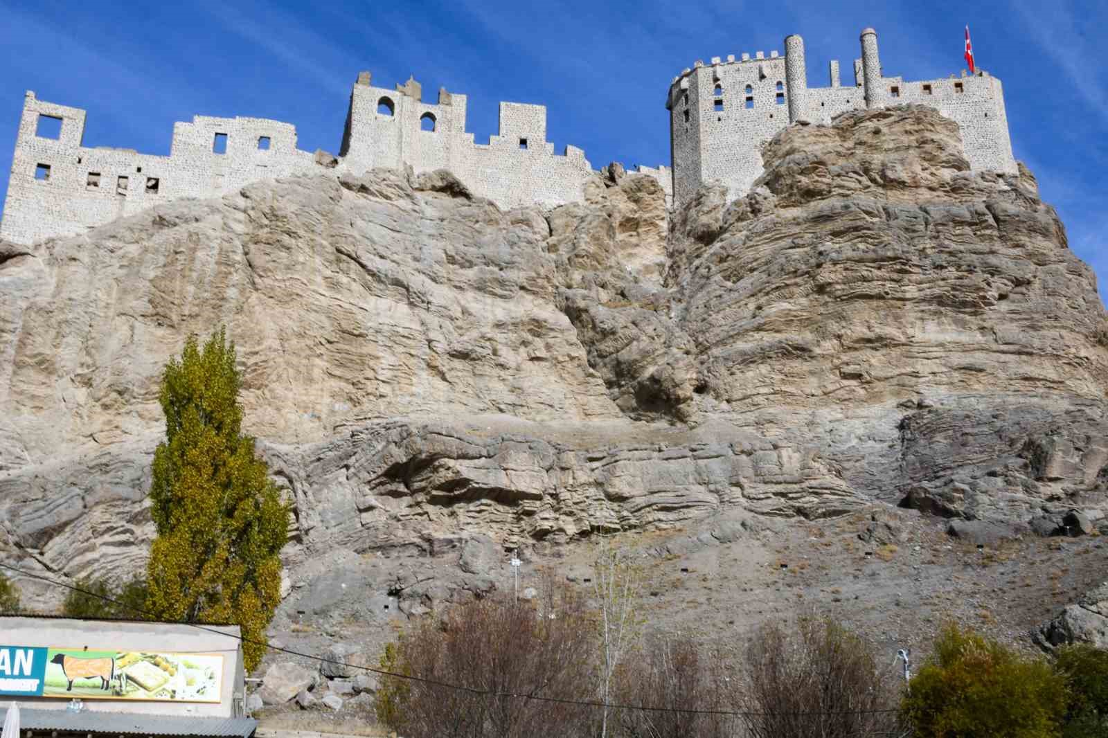 Tarihi Hoşap Kalesinin restorasyonu devam ediyor