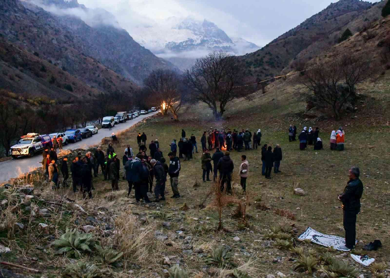 Dağdan düşen kaya parçalarının altında kalan çoban hayatını kaybetti