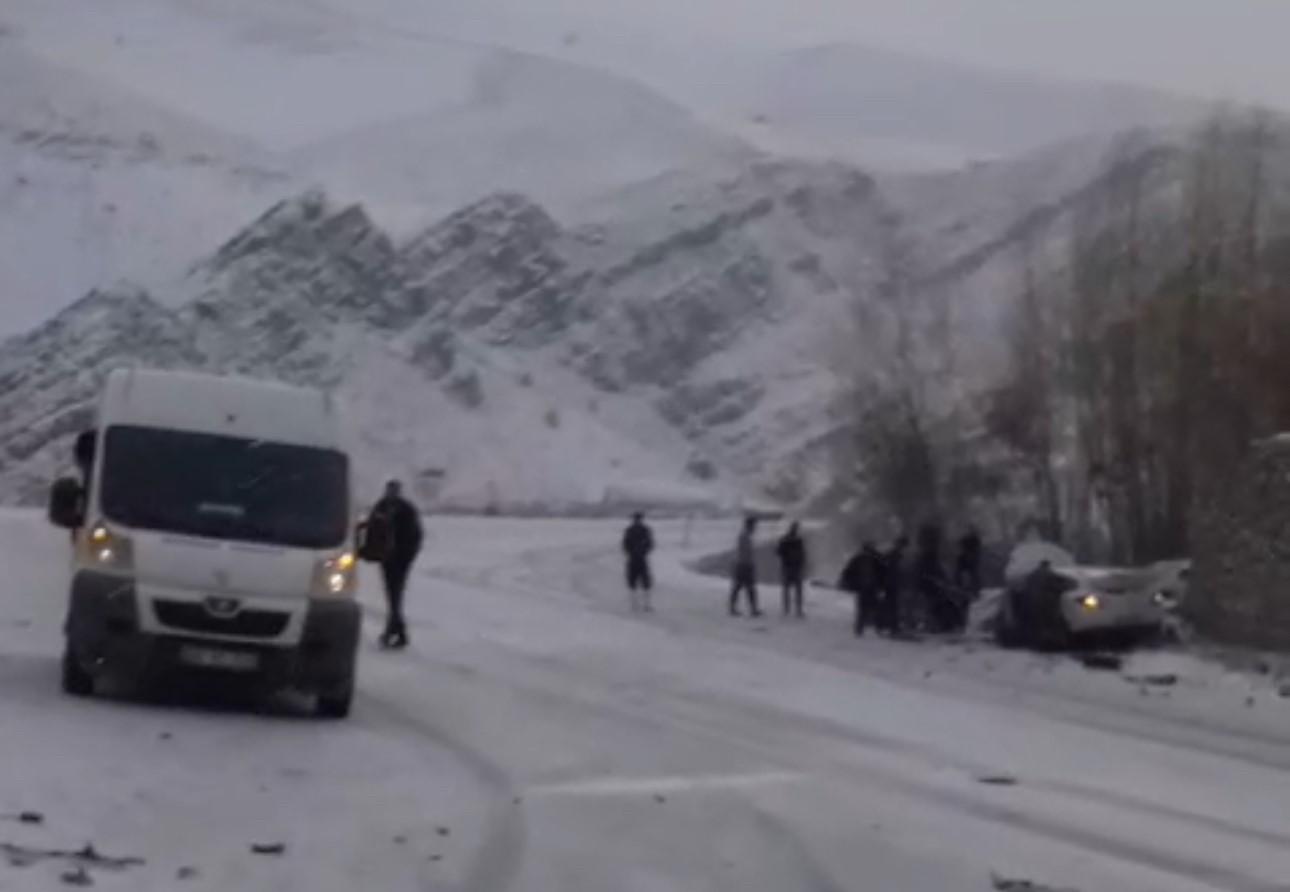 Yüksekova’da iki araç kafa kafaya çarpıştı: 4 yaralı