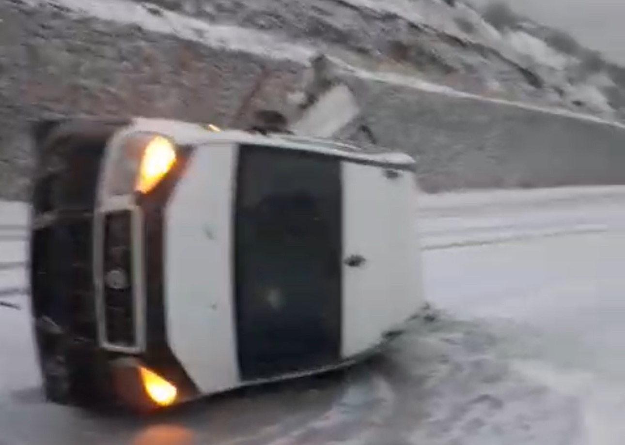 Yüksekova’da iki araç kafa kafaya çarpıştı: 4 yaralı