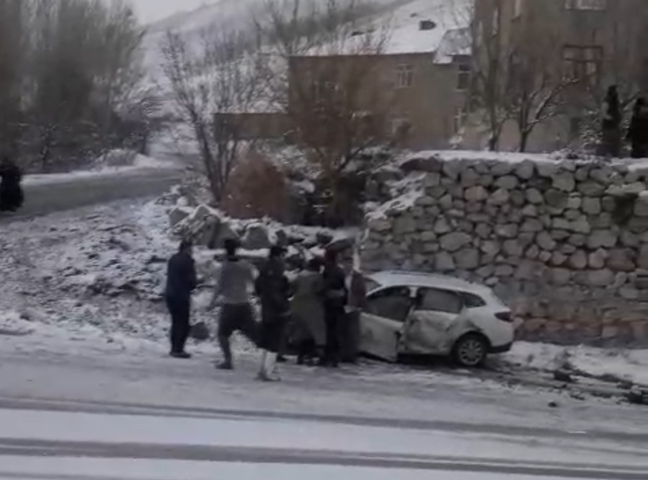 Yüksekova’da iki araç kafa kafaya çarpıştı: 4 yaralı