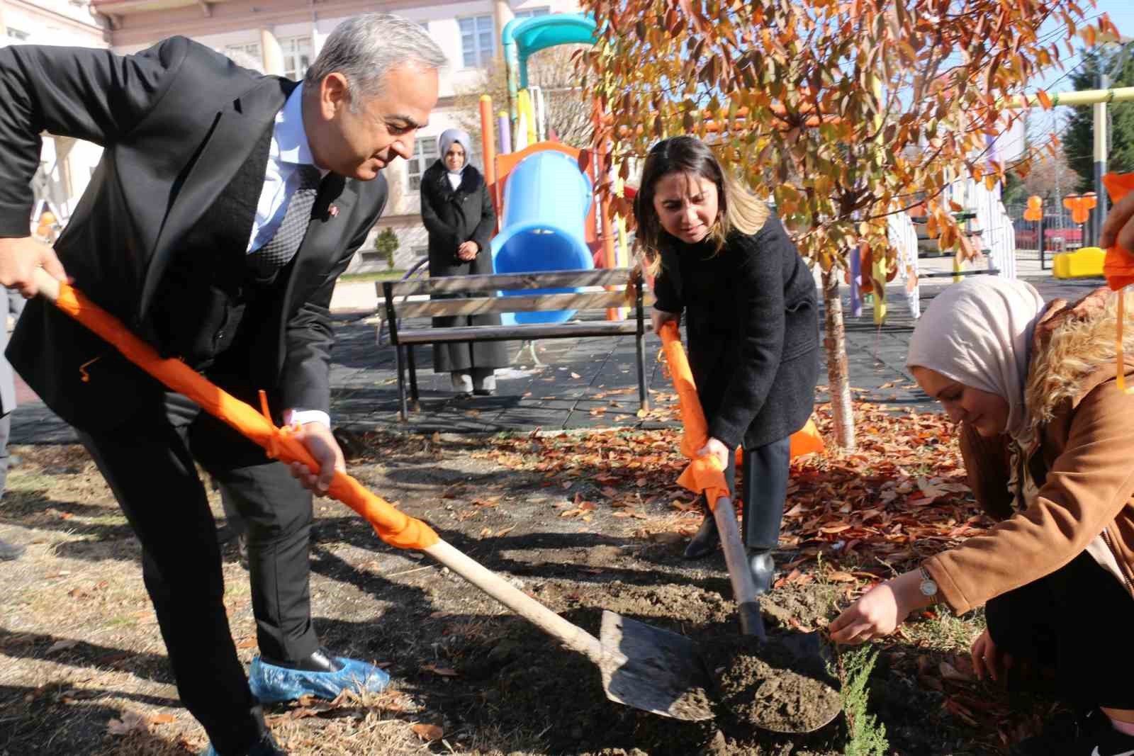 Elazığ’da kadına yönelik şiddetle mücadele için fidanlar toprakla buluştu