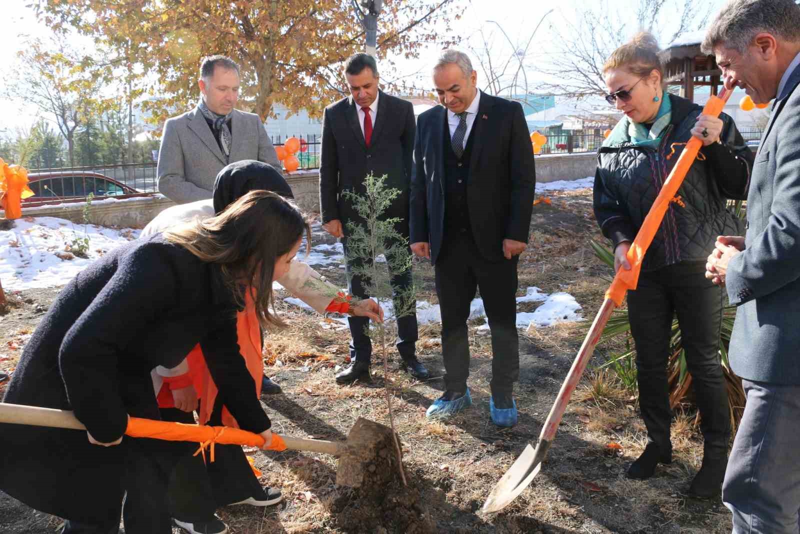 Elazığ’da kadına yönelik şiddetle mücadele için fidanlar toprakla buluştu