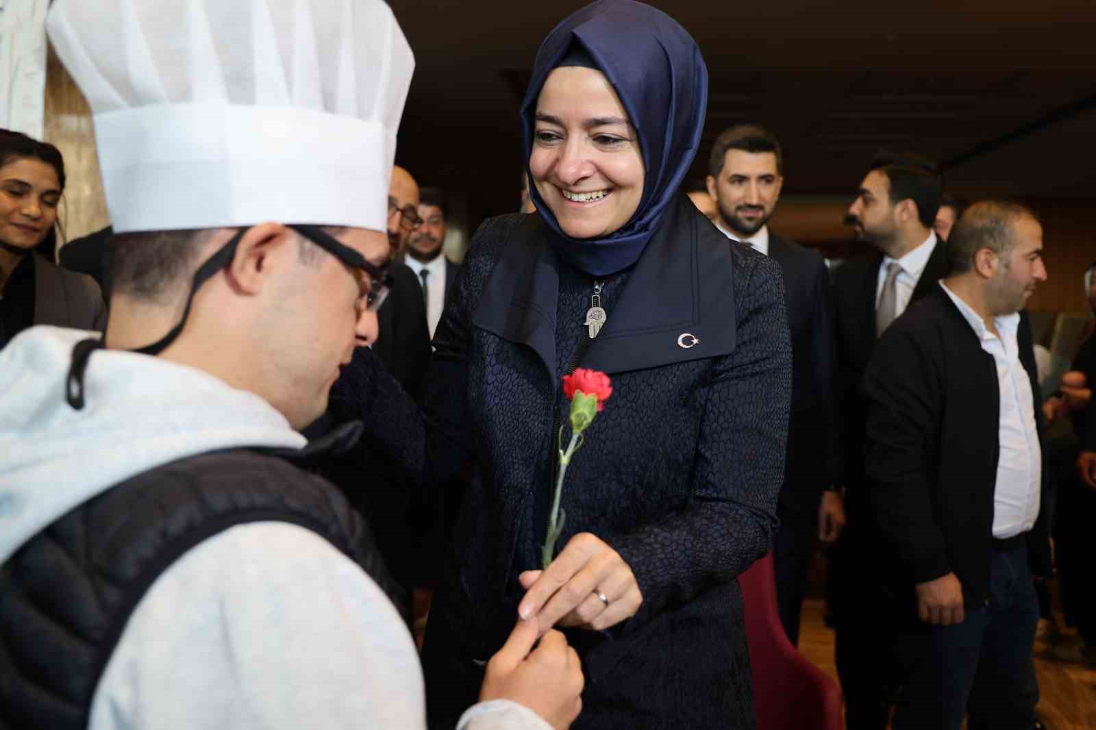 Elazığ’da engelli çocuklar pasta süsledi