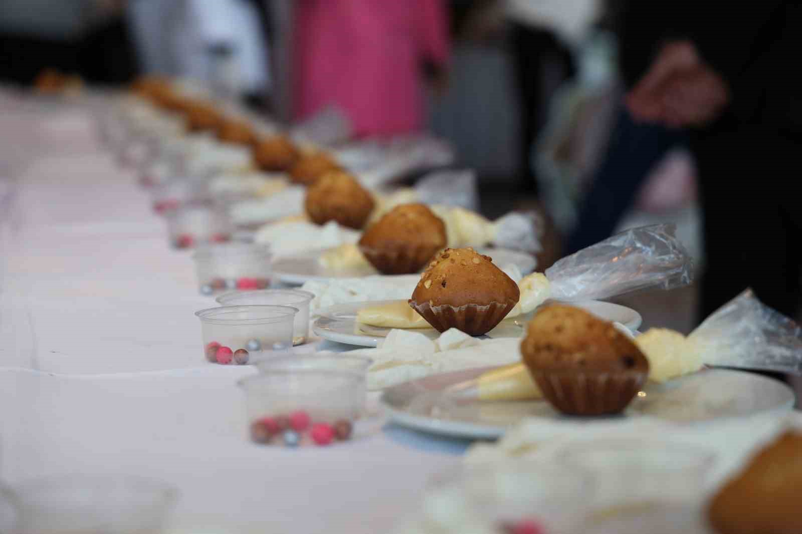 Elazığ’da engelli çocuklar pasta süsledi