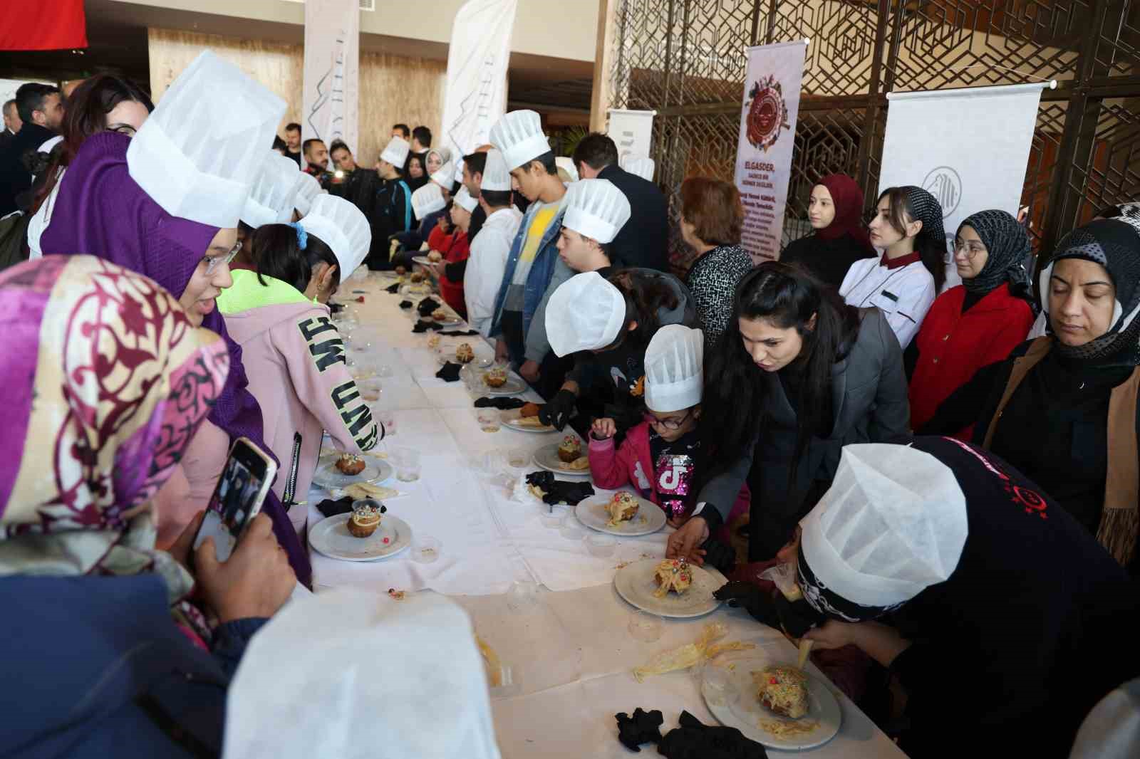 Elazığ’da engelli çocuklar pasta süsledi