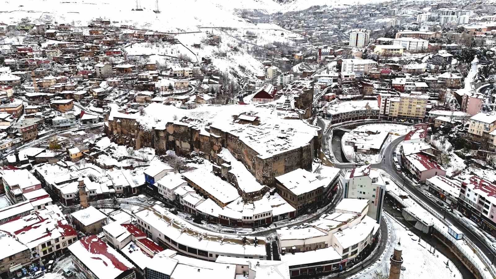 Bitlis’in tarihi mekanları karda kartpostallık görüntüler oluşturdu