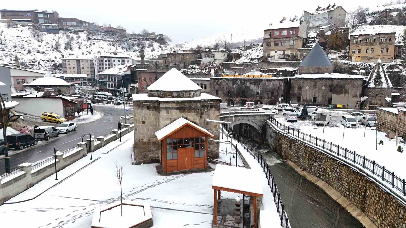 Bitlis’in tarihi mekanları karda kartpostallık görüntüler oluşturdu