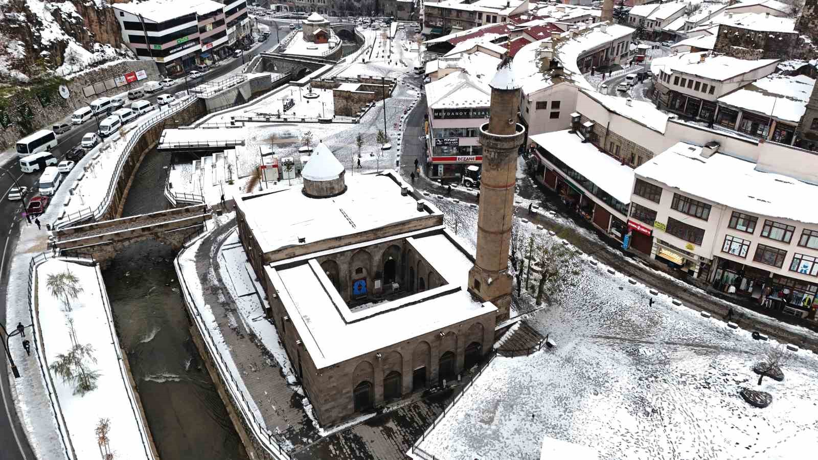 Bitlis’in tarihi mekanları karda kartpostallık görüntüler oluşturdu