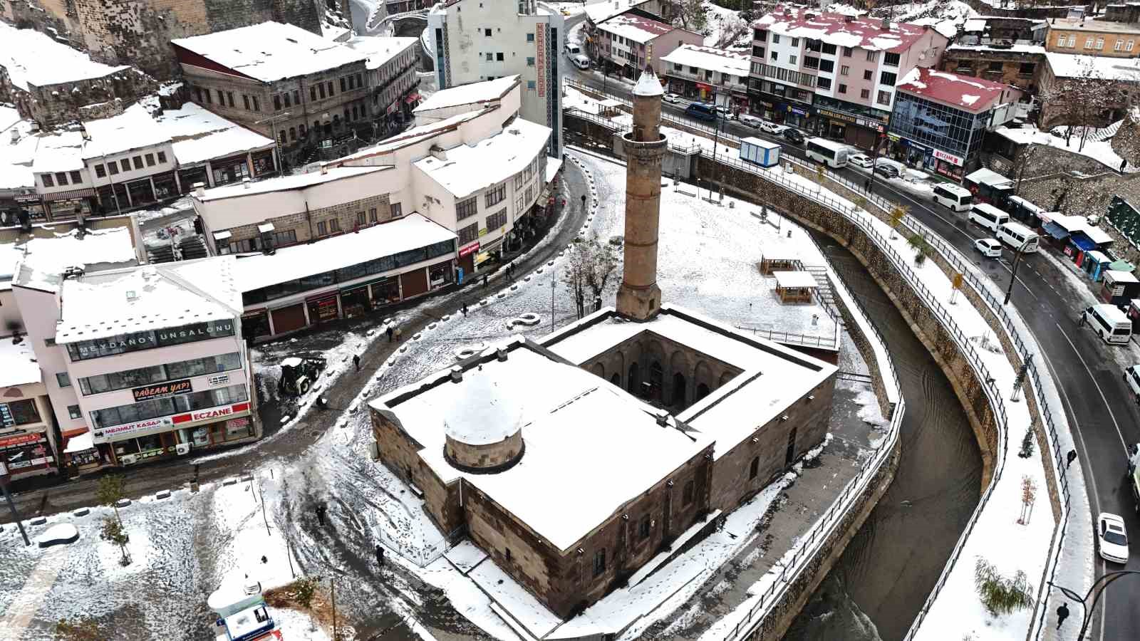 Bitlis’in tarihi mekanları karda kartpostallık görüntüler oluşturdu