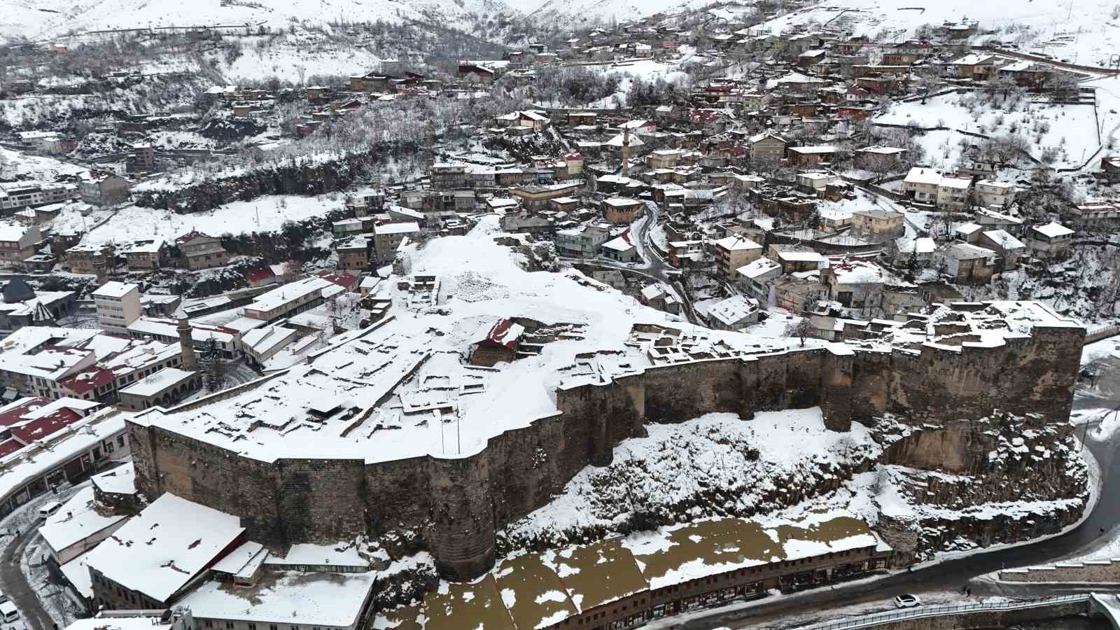 Bitlis’in tarihi mekanları karda kartpostallık görüntüler oluşturdu