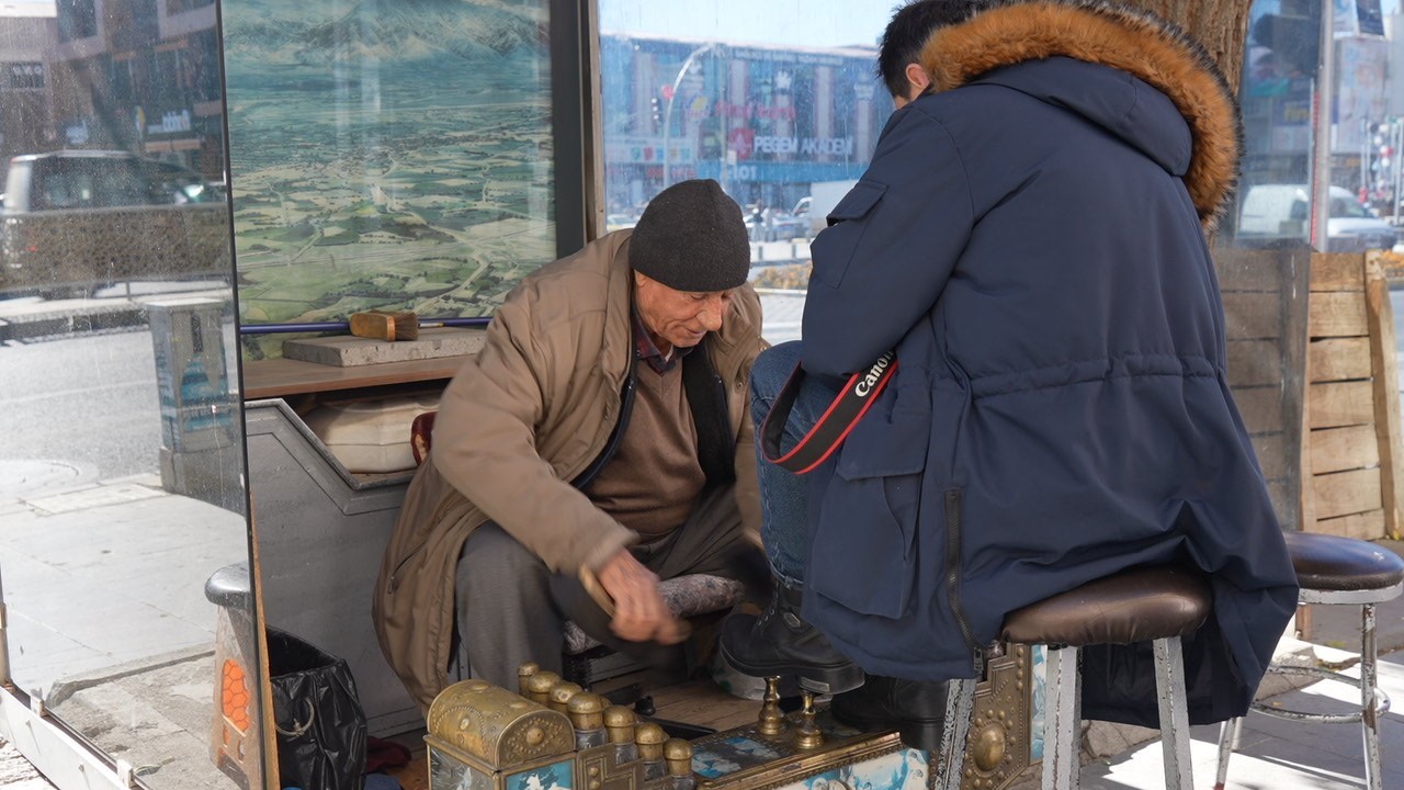 Aynı sokakta 68 yıldır ayakkabı boyayarak geçiniyor