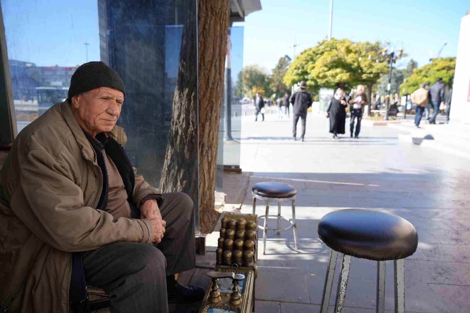 Aynı sokakta 68 yıldır ayakkabı boyayarak geçiniyor