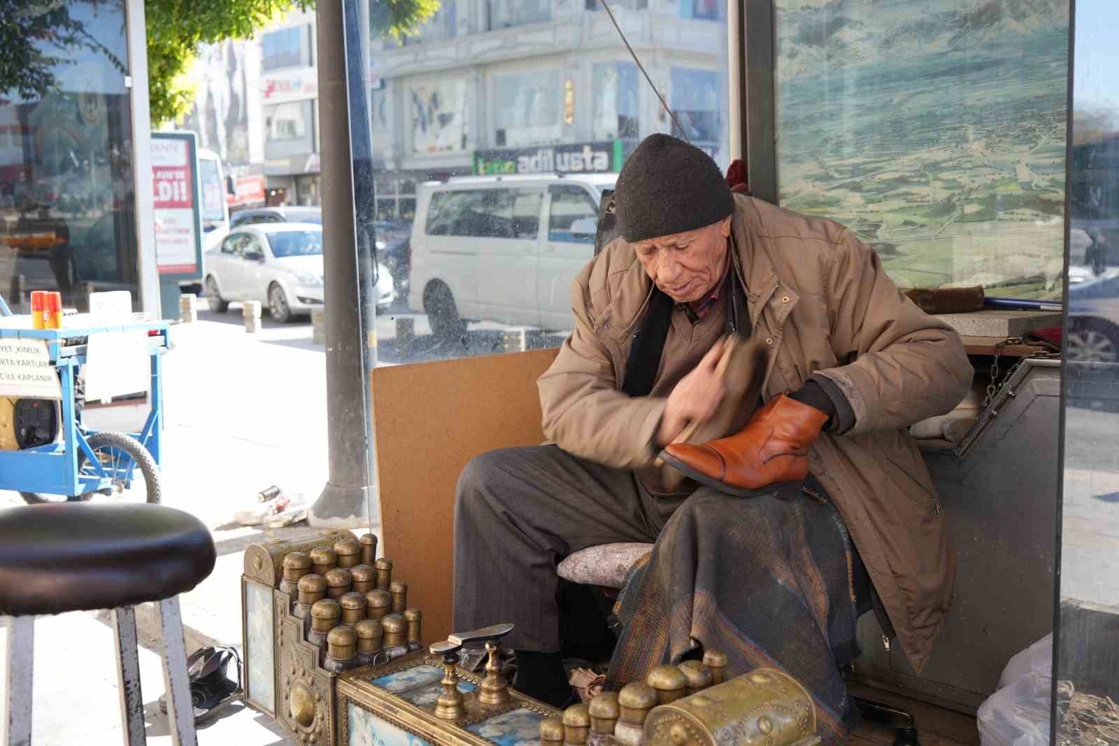 Aynı sokakta 68 yıldır ayakkabı boyayarak geçiniyor