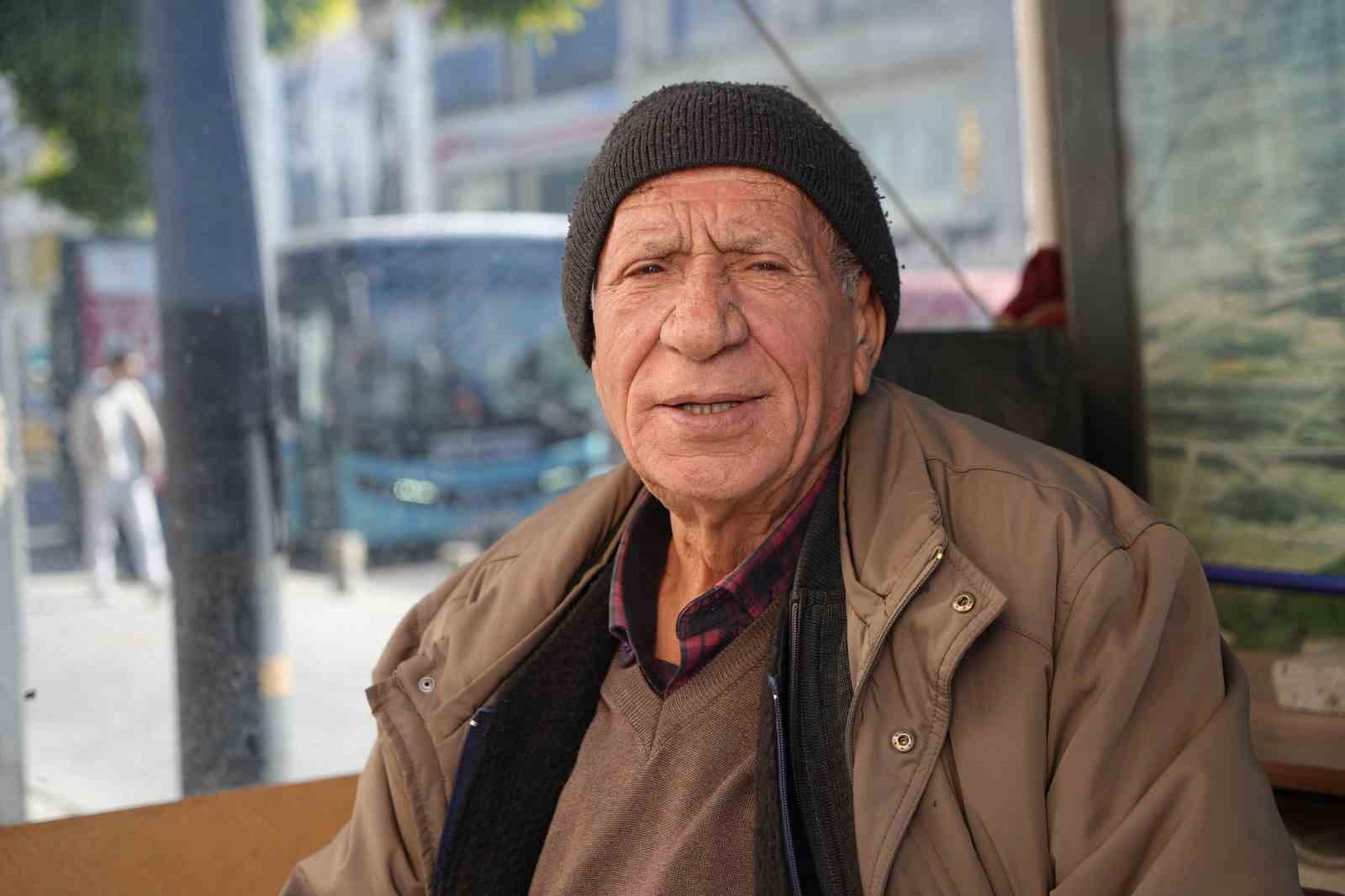 Aynı sokakta 68 yıldır ayakkabı boyayarak geçiniyor