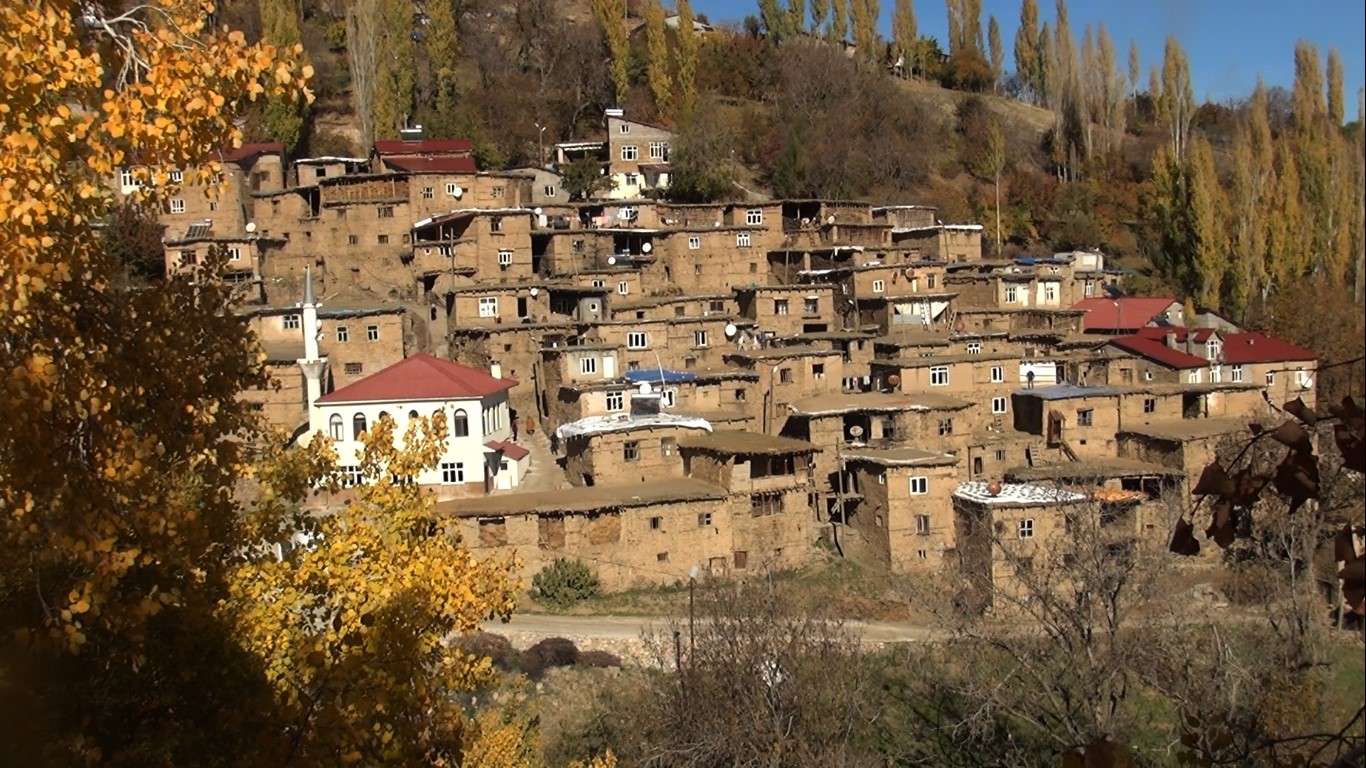 Taş evlerden oluşan Hizan’ın köyleri fotoğraf tutkunlarını ağırlıyor