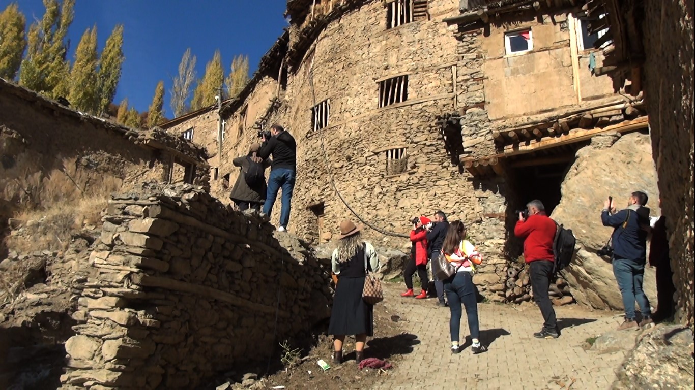 Taş evlerden oluşan Hizan’ın köyleri fotoğraf tutkunlarını ağırlıyor