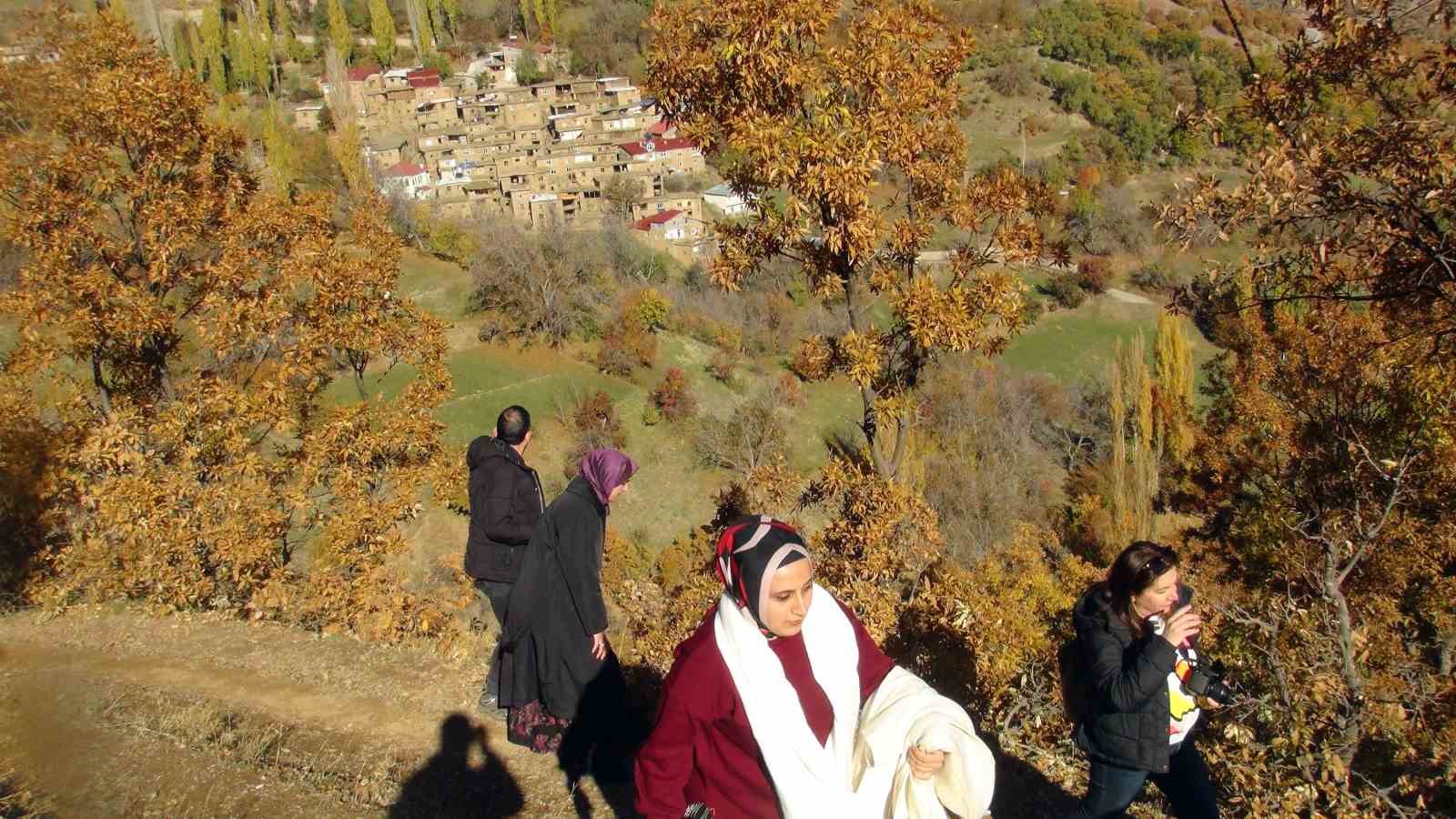 Taş evlerden oluşan Hizan’ın köyleri fotoğraf tutkunlarını ağırlıyor