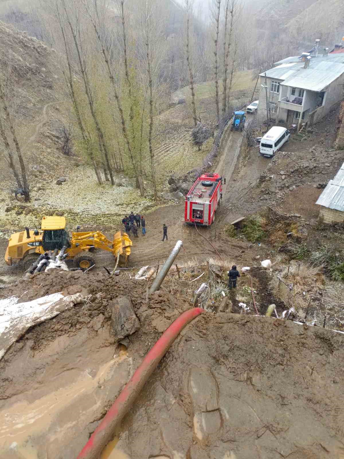 Van’da ev ve ahır yangını