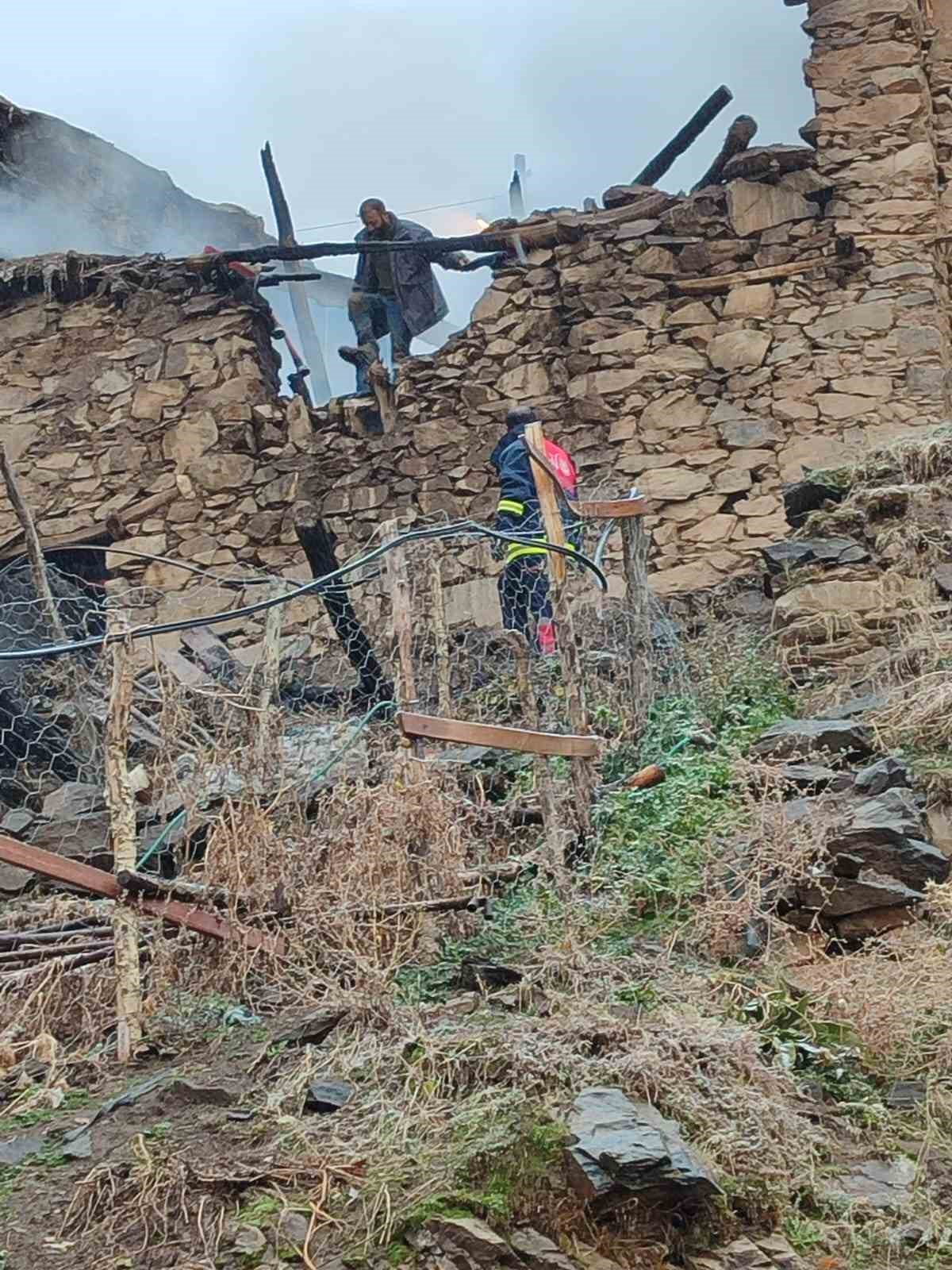 Van’da ev ve ahır yangını