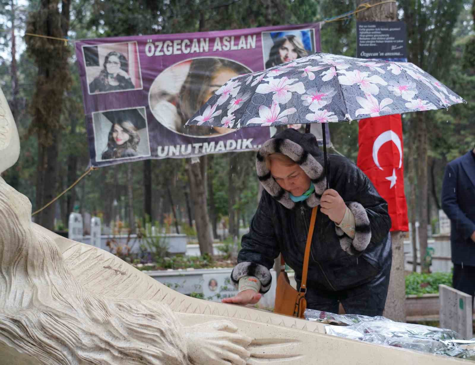 Kadına şiddetin simgesi Özgecan Aslan unutulmadı