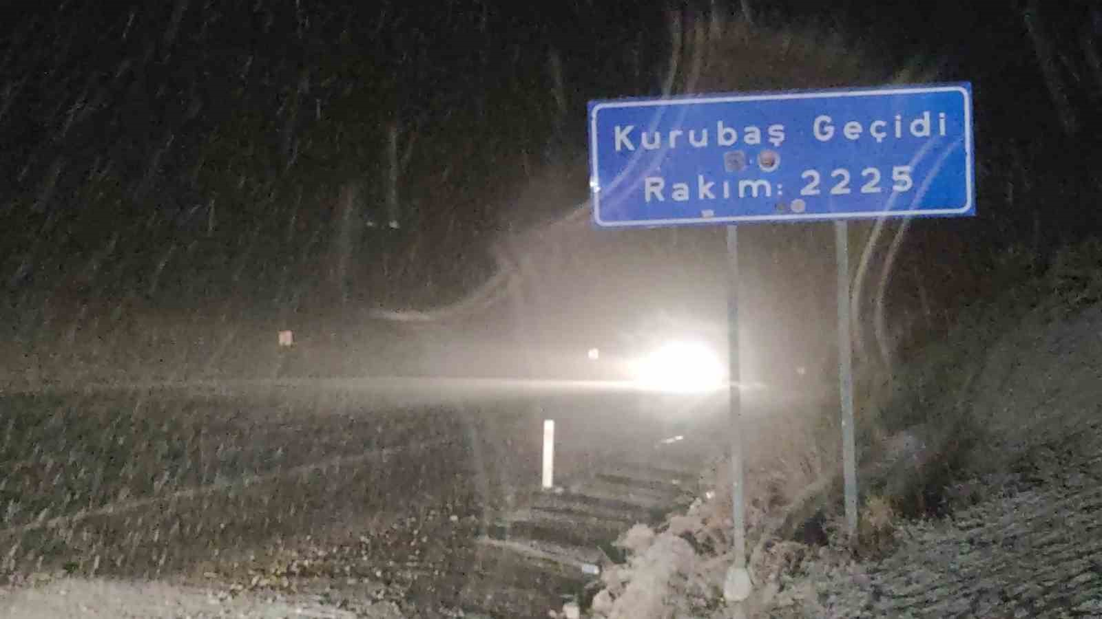 Kurubaş ve Karabet geçitlerinde kar yağışı ve sis sürücülere zor anlar yaşattı