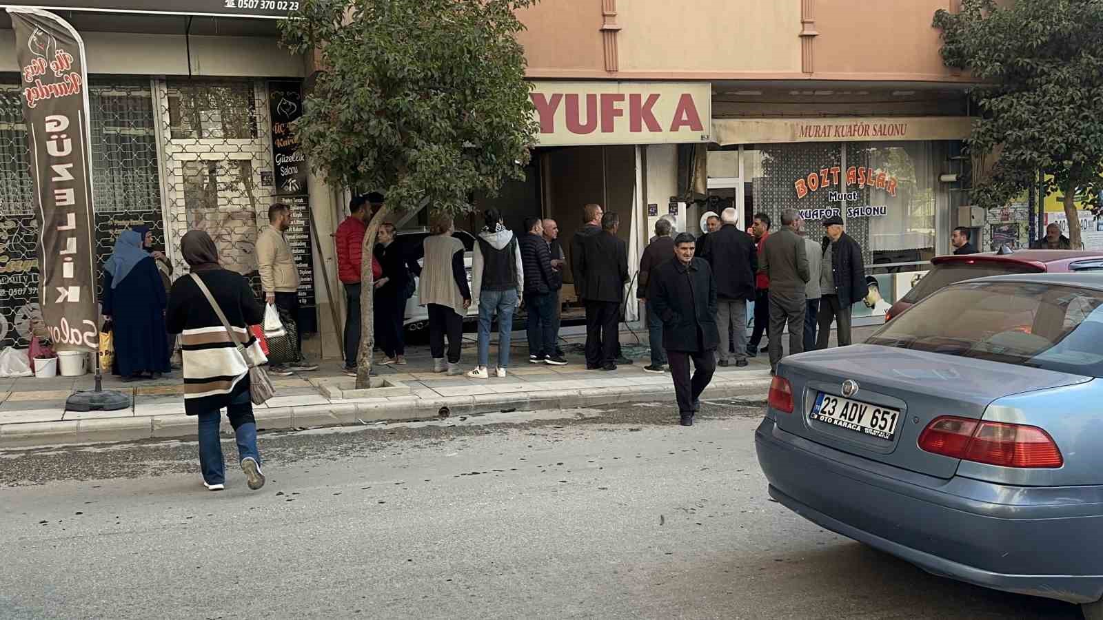 Elazığ’da inanılmaz kaza: 3 araç çarpıştı, bir araç yufka dükkanına girdi, yaralanan olmadı