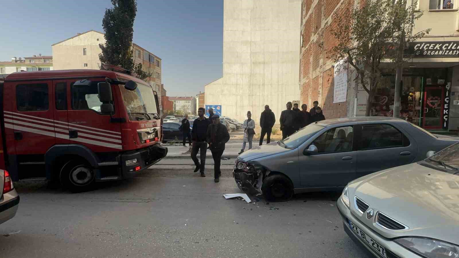 Elazığ’da inanılmaz kaza: 3 araç çarpıştı, bir araç yufka dükkanına girdi, yaralanan olmadı