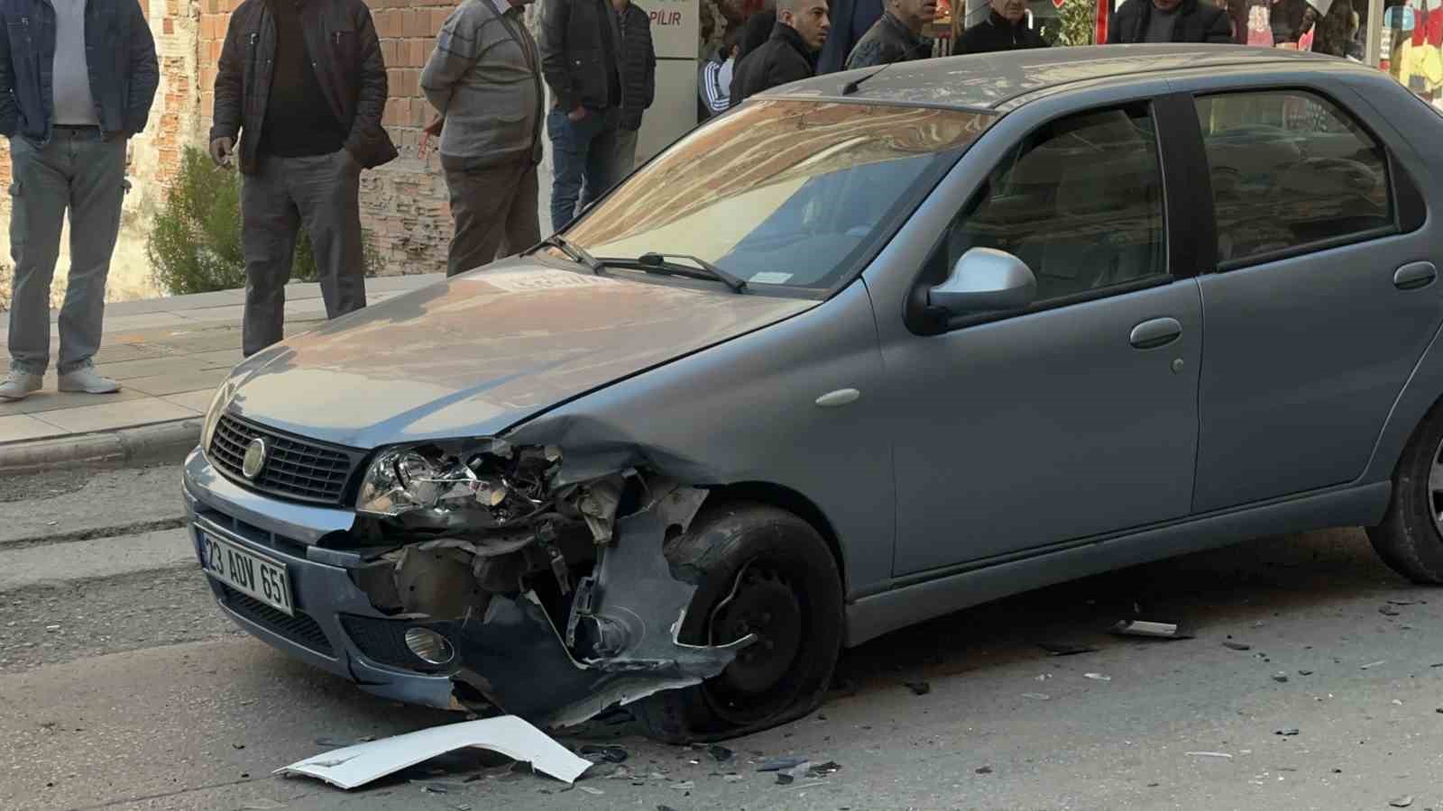 Elazığ’da inanılmaz kaza: 3 araç çarpıştı, bir araç yufka dükkanına girdi, yaralanan olmadı