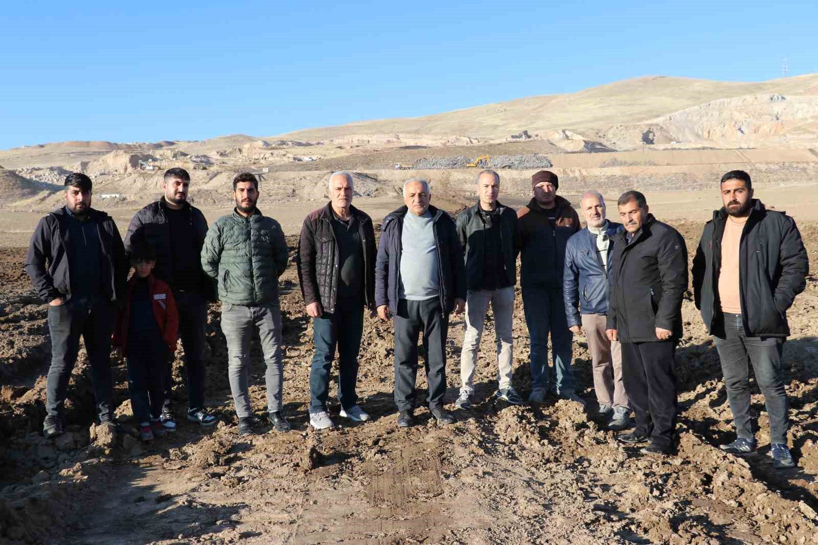 Van’da atık barajı çöktü: Ekili tarlalar zarar gördü