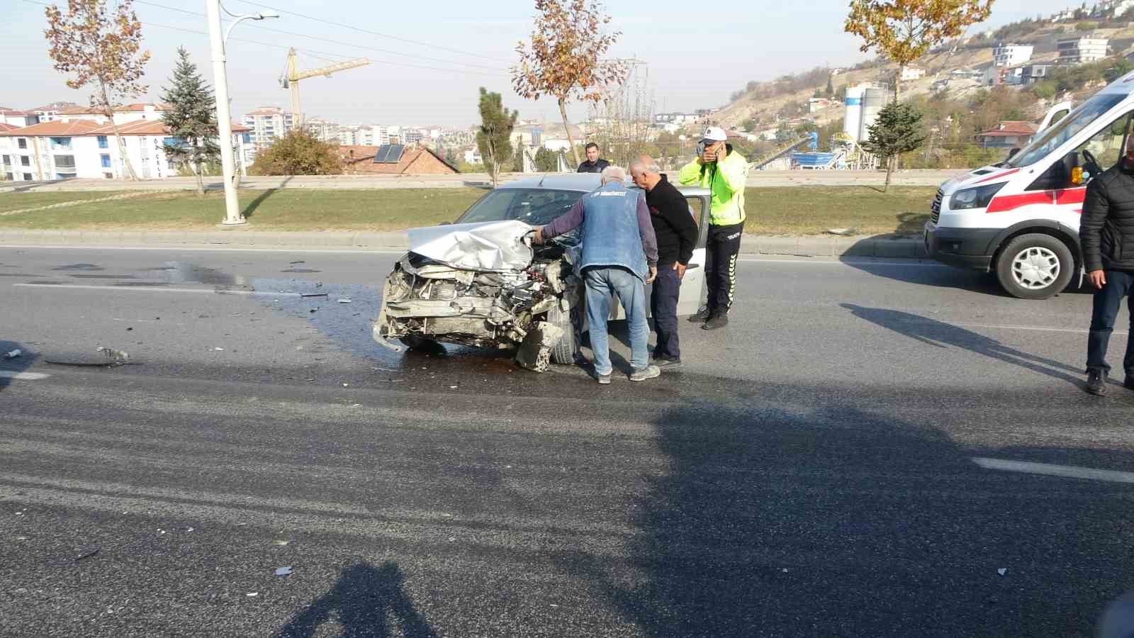 Otomobil ile traktör çarpıştı: 2 yaralı