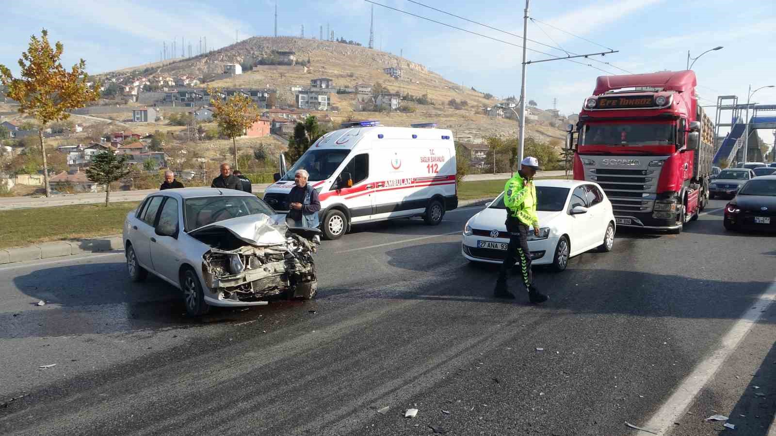 Otomobil ile traktör çarpıştı: 2 yaralı