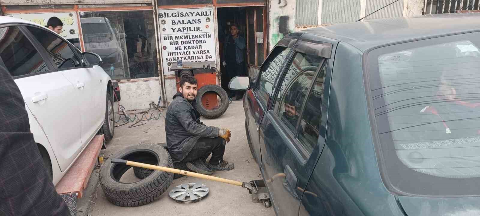 Oto lastikçilerde kış lastiği yoğunluğu