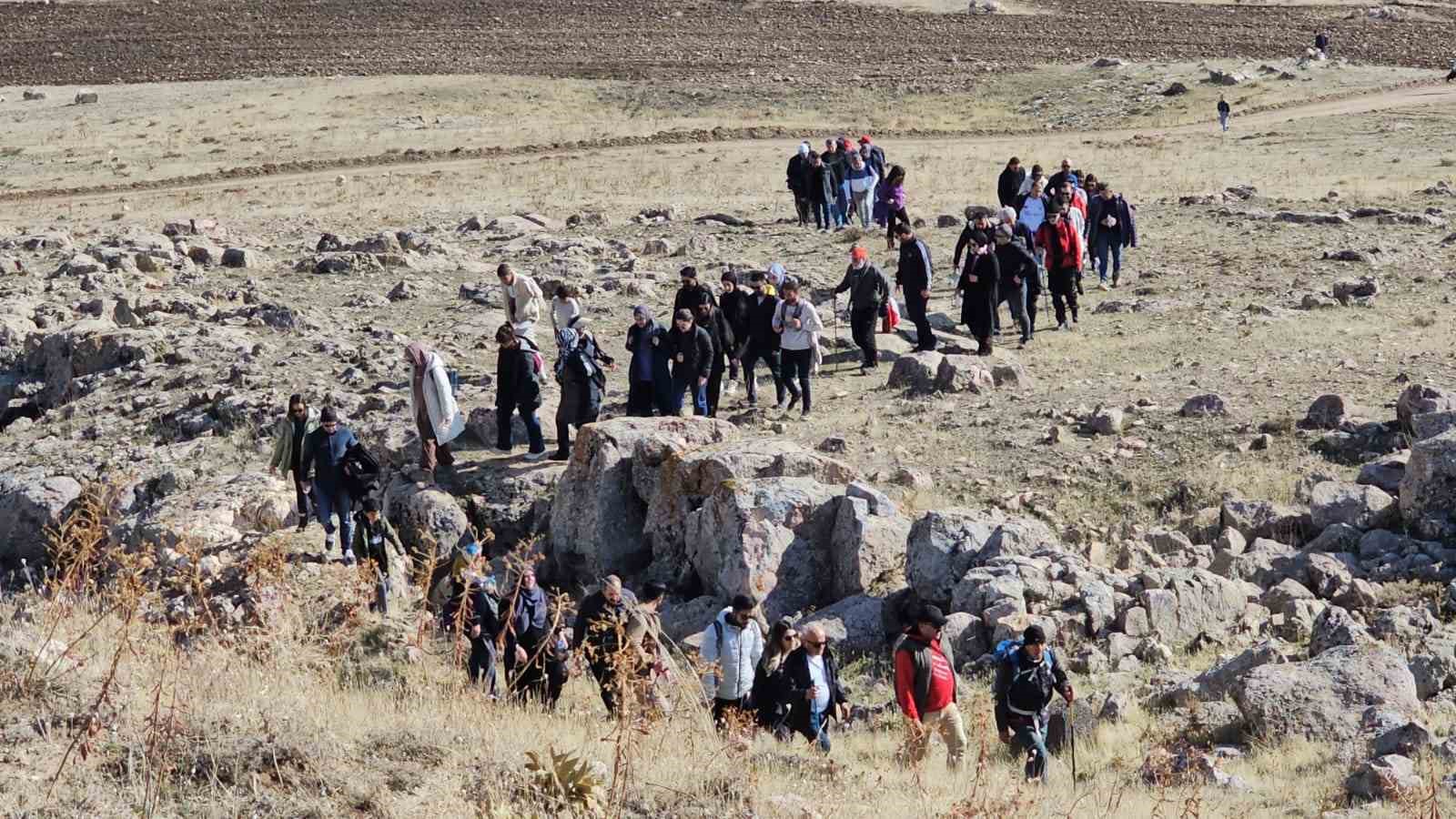 Öğretmenler 2 bin 600 yıllık Zernaki Tepe’ye doğa yürüyüşü gerçekleştirdi