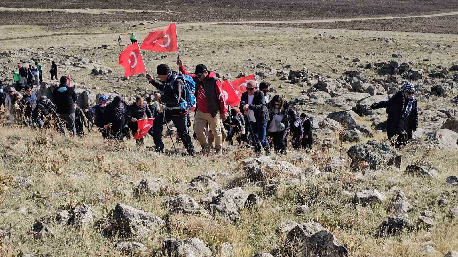 Öğretmenler 2 bin 600 yıllık Zernaki Tepe’ye doğa yürüyüşü gerçekleştirdi