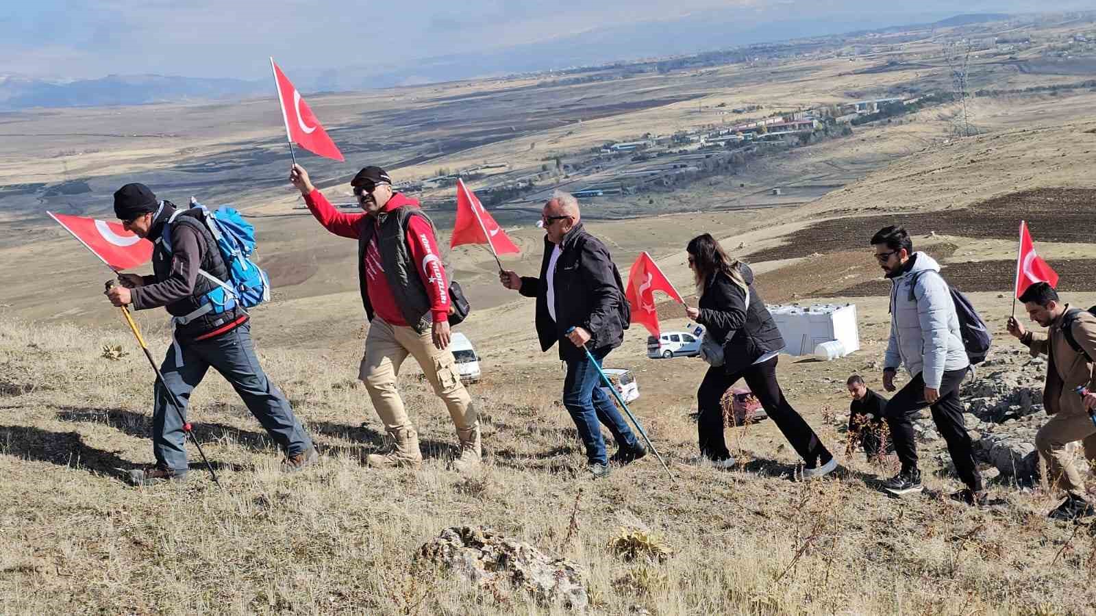 Öğretmenler 2 bin 600 yıllık Zernaki Tepe’ye doğa yürüyüşü gerçekleştirdi