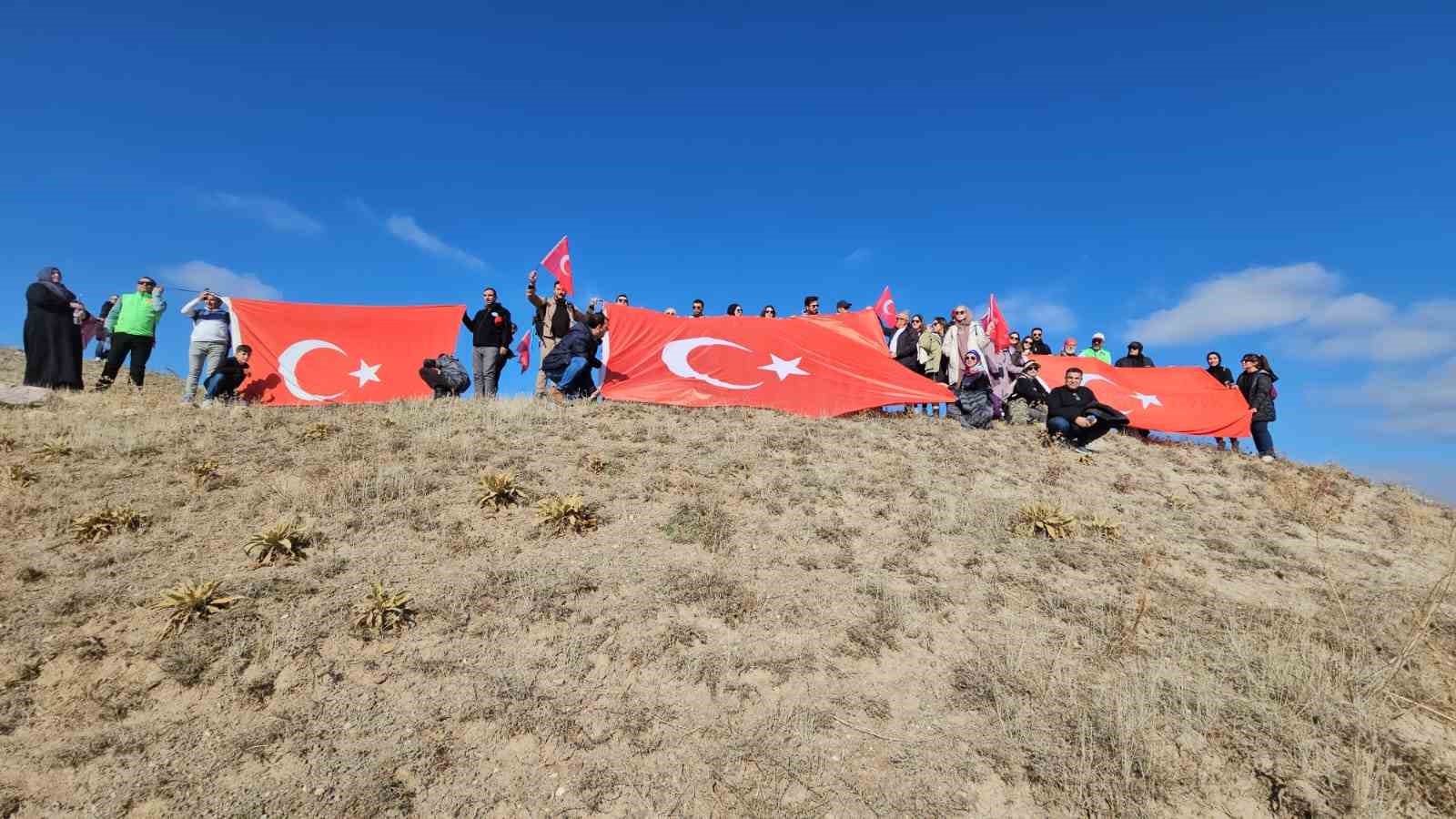 Öğretmenler 2 bin 600 yıllık Zernaki Tepe’ye doğa yürüyüşü gerçekleştirdi