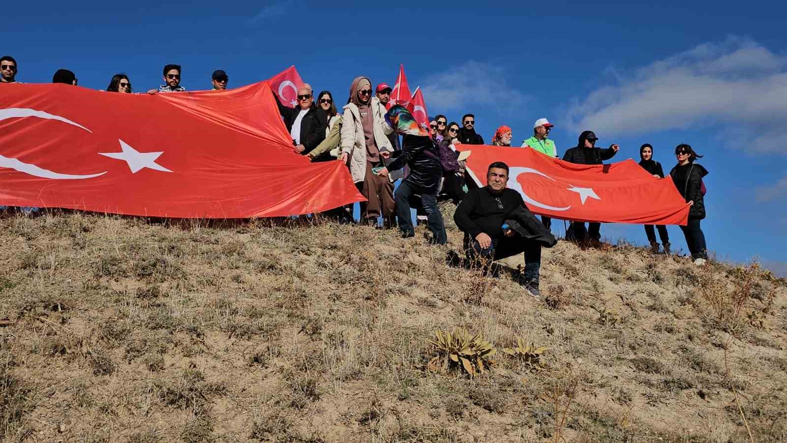 Öğretmenler 2 bin 600 yıllık Zernaki Tepe’ye doğa yürüyüşü gerçekleştirdi