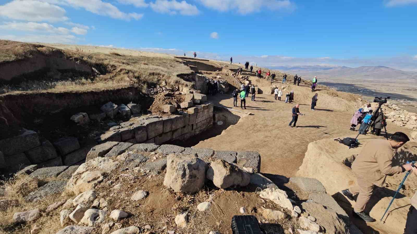 Öğretmenler 2 bin 600 yıllık Zernaki Tepe’ye doğa yürüyüşü gerçekleştirdi