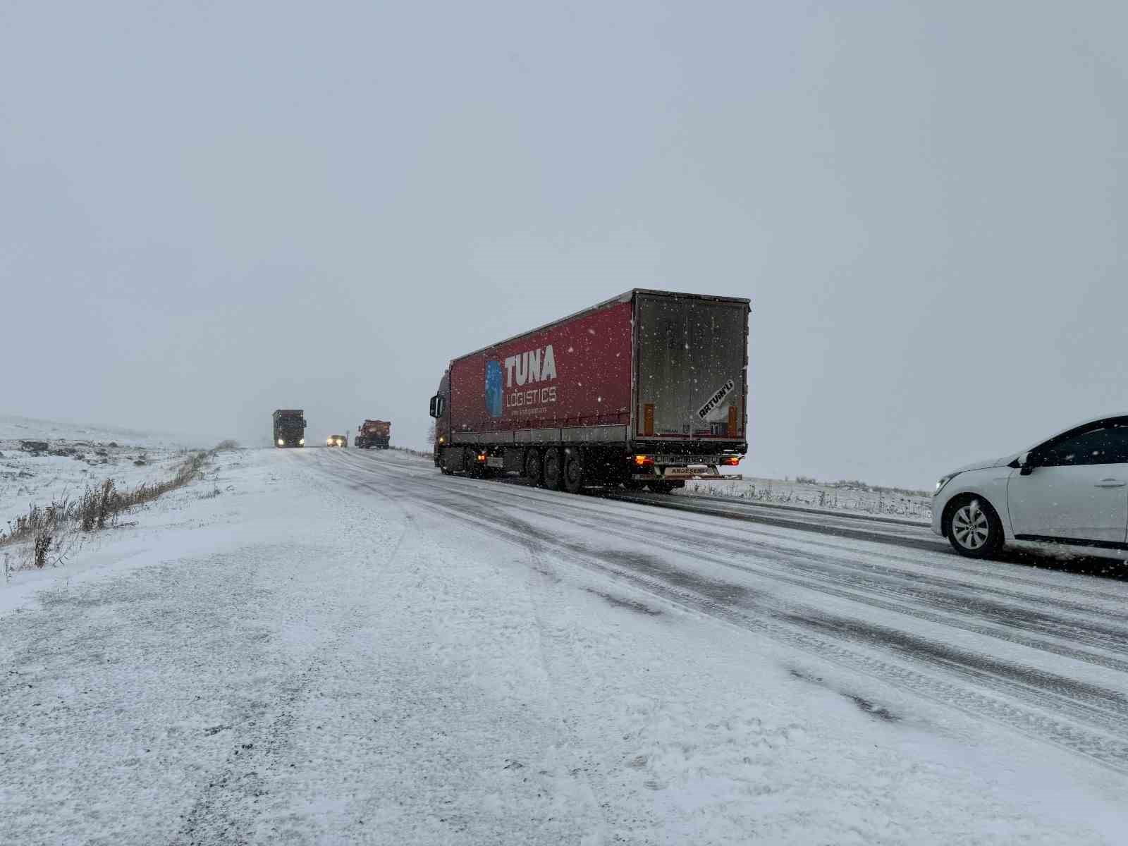 Ardahan’da çok sayıda araç buzlanma nedeniyle yolda kaldı