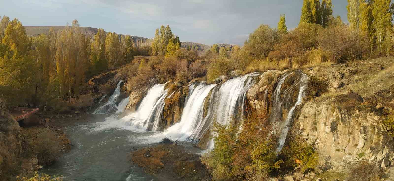 Muradiye Şelalesi’nde sonbahar güzelliği