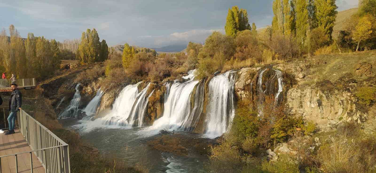 Muradiye Şelalesi’nde sonbahar güzelliği