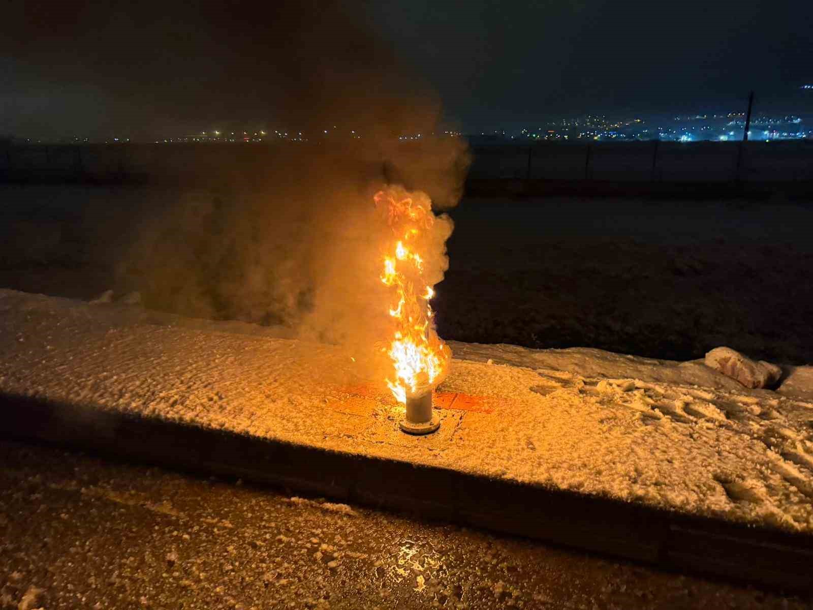 Van’da aydınlatma direği yandı