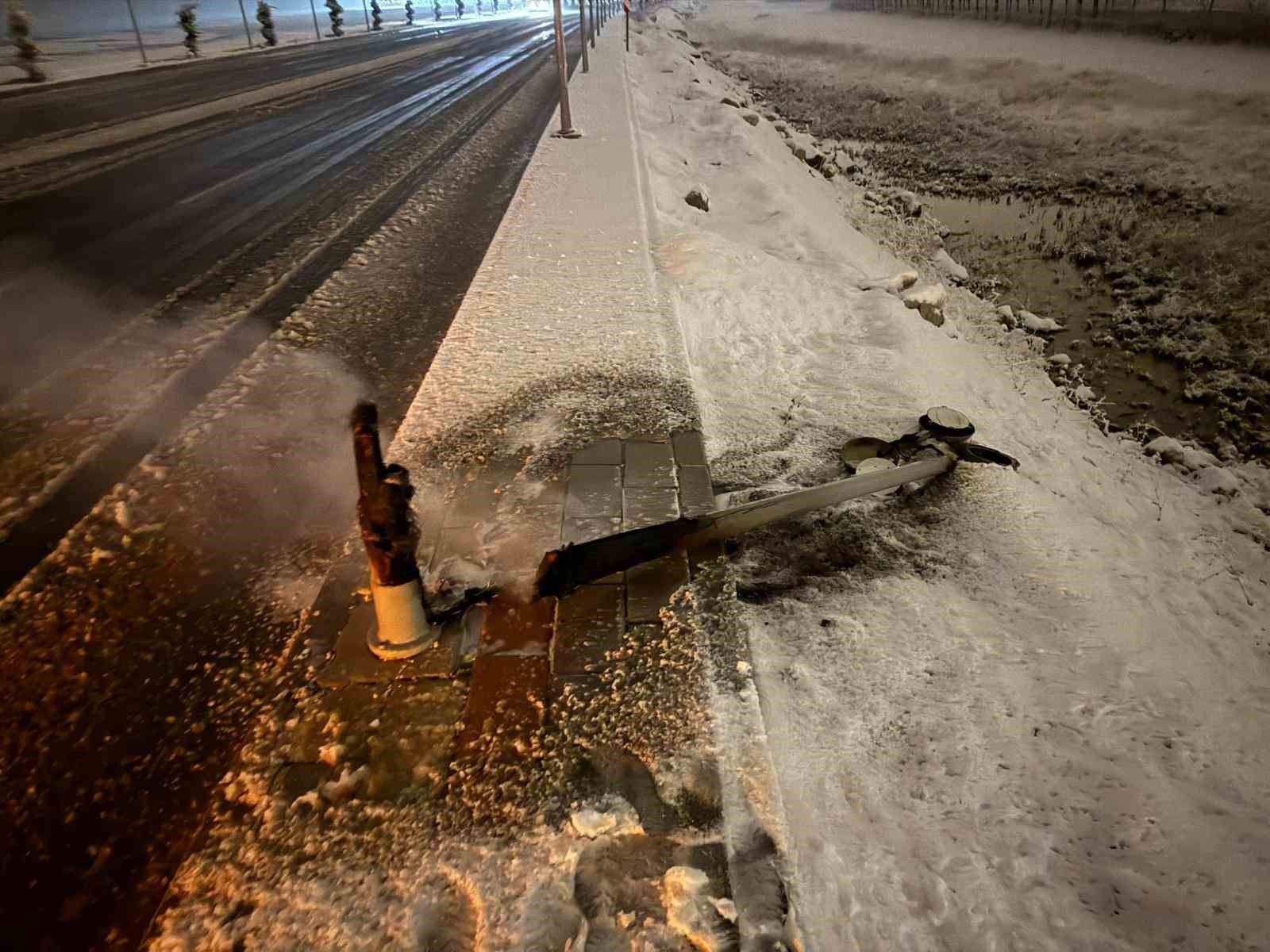 Van’da aydınlatma direği yandı