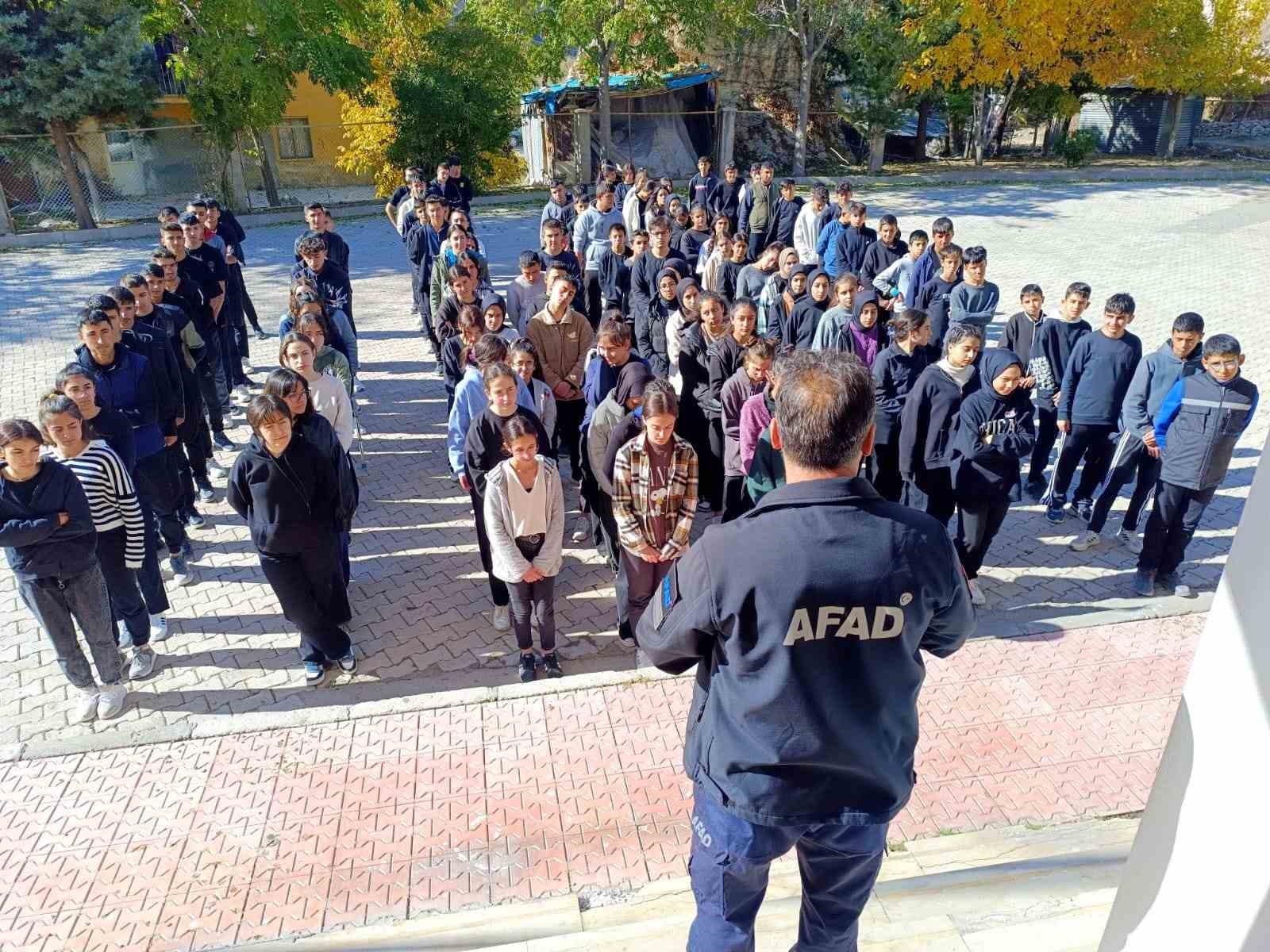 Deprem uzmanlarının uyardığı kentte kapı kapı dolaşarak vatandaşları bilgilendiriyorlar