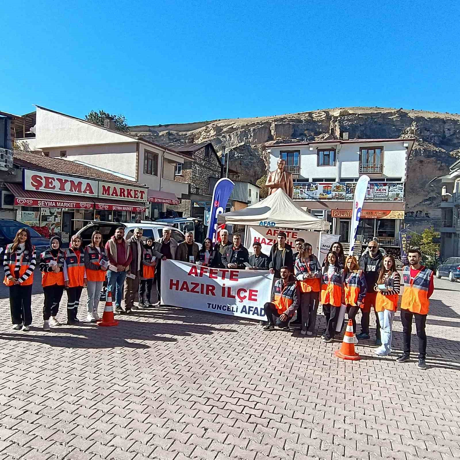 Deprem uzmanlarının uyardığı kentte kapı kapı dolaşarak vatandaşları bilgilendiriyorlar