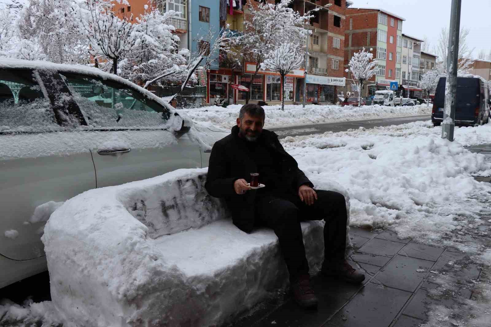 Oltu’da esnaf kardan adam yerine kardan koltuk yaptı