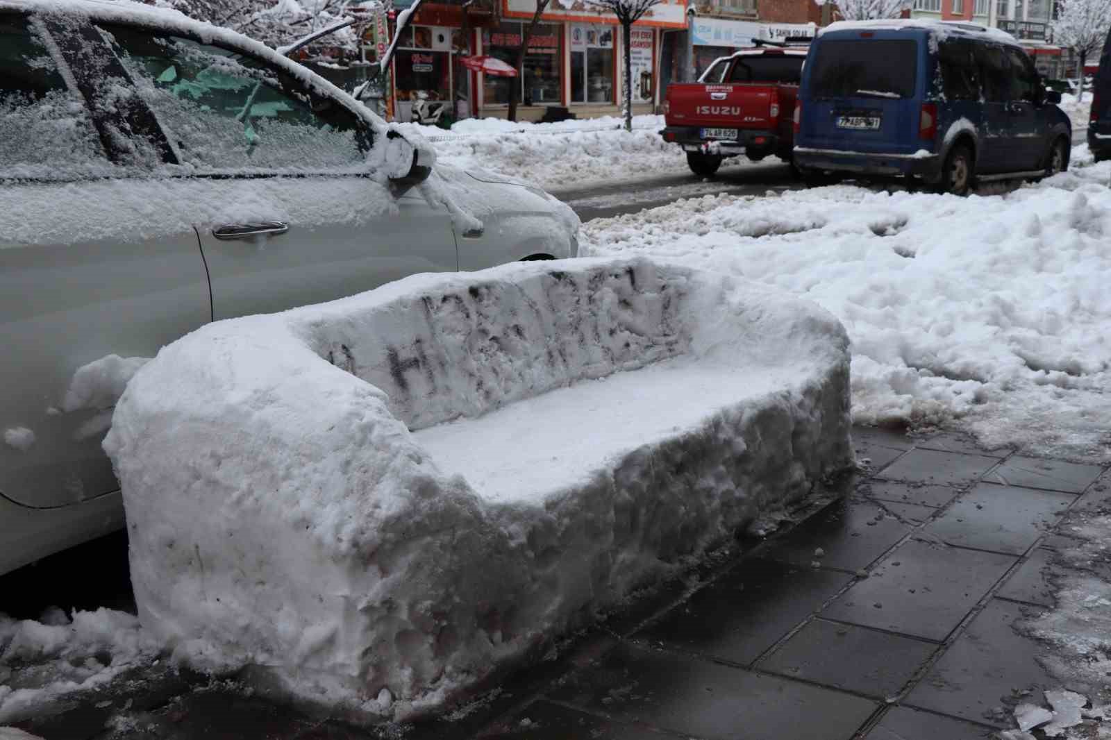 Oltu’da esnaf kardan adam yerine kardan koltuk yaptı